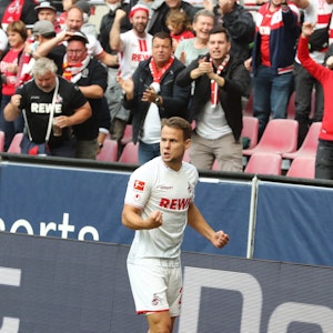 Jubel nach dem Tor zum 1:0 durch Louis Schaub (1. FC Köln).