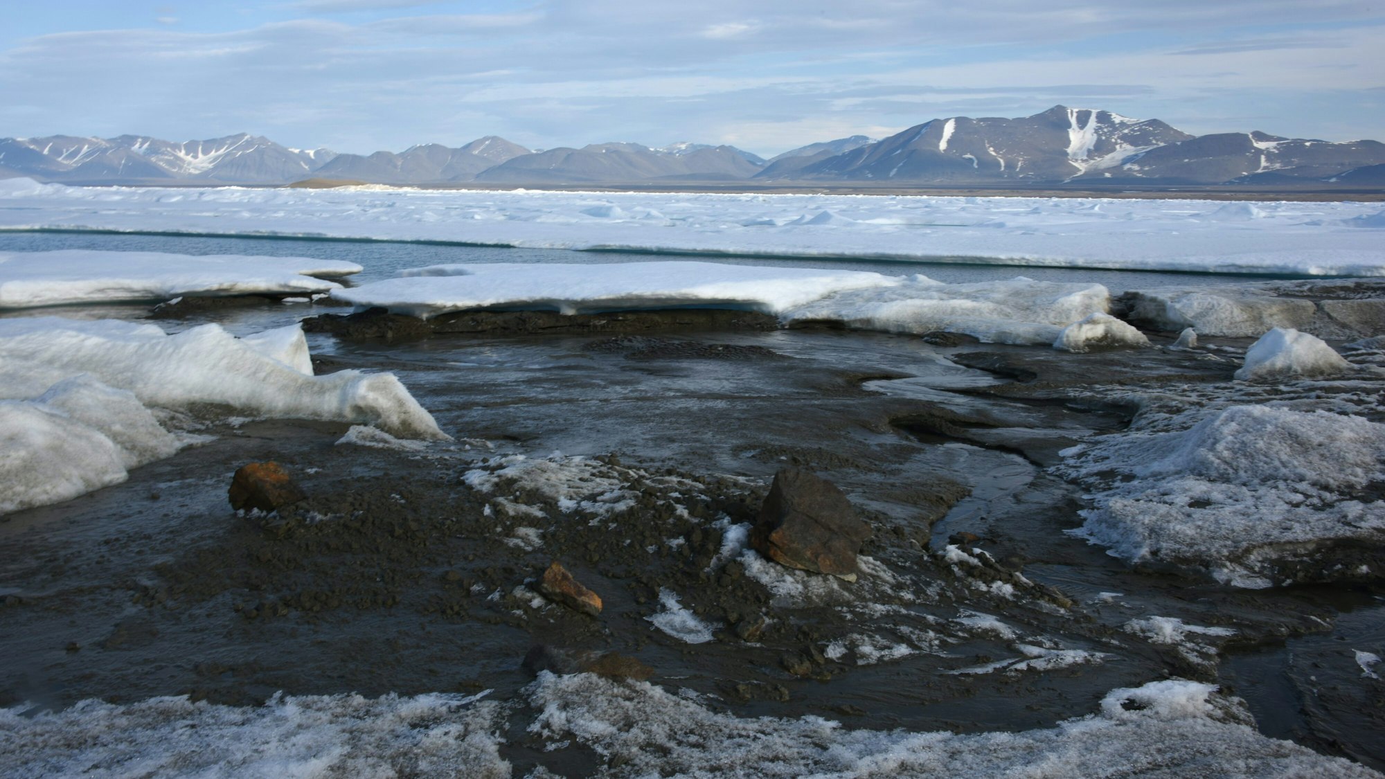 Das kleine noch unbenannte Eiland am nördlichsten Zipfel Grönlands ist möglicherweise die wohl nördlichste Insel der Welt. Entdeckt wurde sie von Forschern der Universität Kopenhagen. Doch die etwa 30 mal 60 Meter großen Insel hat womöglich nicht lange Bestand.