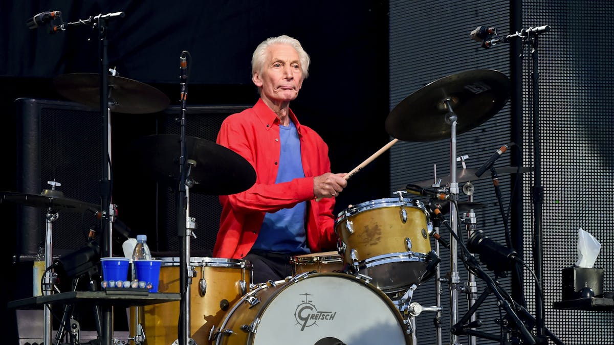 Der verstorbene Charlie Watts, Schlagzeuger der Band The Rolling Stones, gibt mit der Band ein Konzert auf dem Flugplatz Letnany.&nbsp;