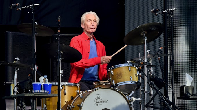 Der verstorbene Charlie Watts, Schlagzeuger der Band The Rolling Stones, gibt mit der Band ein Konzert auf dem Flugplatz Letnany.