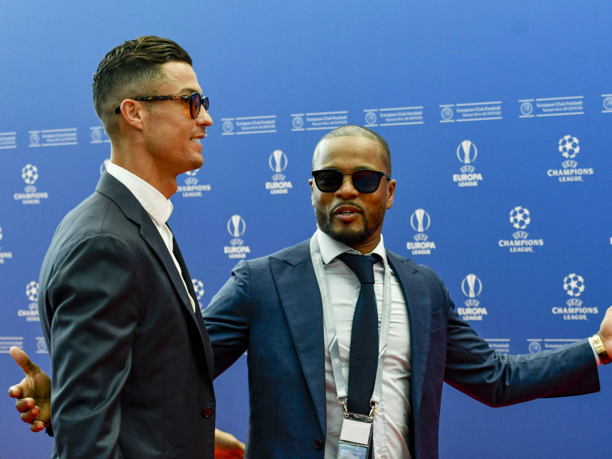 Cristiano Ronaldo und Patrice Evra sprechen bei einer Veranstaltung der UEFA-Champions-League miteinander.