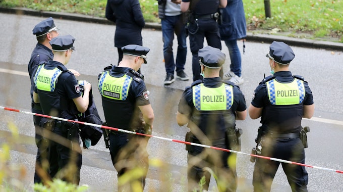 Auf dem Symbolfoto stehen Einsatzkräfte der Hamburger Polizei an einer Polizeiabsperrung auf dem Gorch-Fock-Wall.