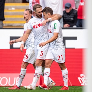 Kölns Ondrej Duda (l-r), Rafael Czichos und Torschütze Louis Schaub jubeln nach dem Treffer zum 1:0.