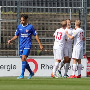 Florian Dietz jubelt mit seinen Teamkollegen beim Spiel des 1. FC Köln gegen den KFC Uerdingen.