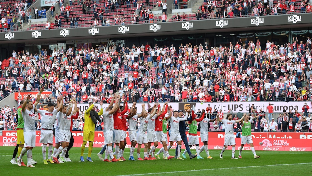 Feiern vor der Südkurve: Die Mannschaft des 1. FC Köln jubelt nach dem Sieg über den VfL Bochum.