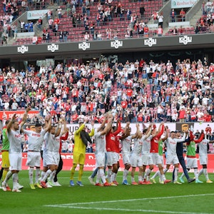 Feiern vor der Südkurve: Die Mannschaft des 1. FC Köln jubelt nach dem Sieg über den VfL Bochum.