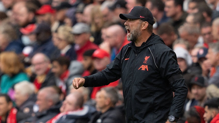 Liverpool-Coach Jürgen Klopp gibt seinen Spielern während der Partie gegen Burnley lautstark Anweisungen.
