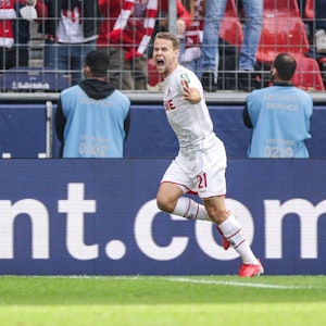 Louis Schaub vom 1.FC Köln bejubelt den Treffer zum 1:0.