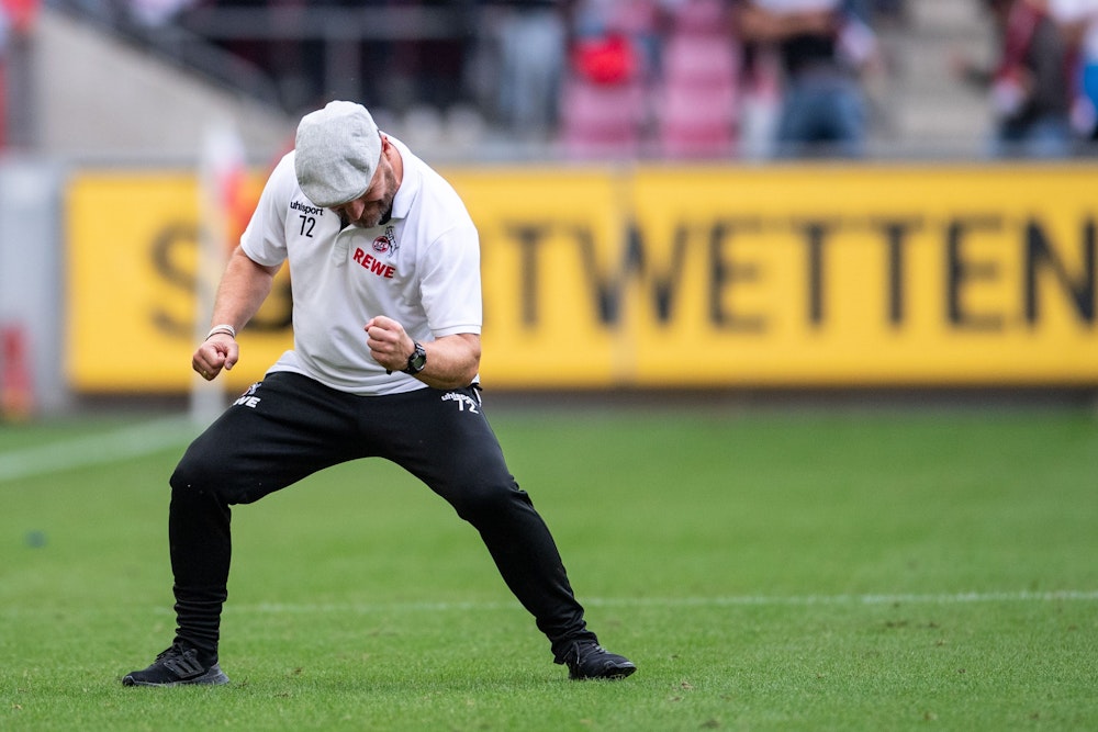 Kölns Trainer Steffen Baumgart jubelt.