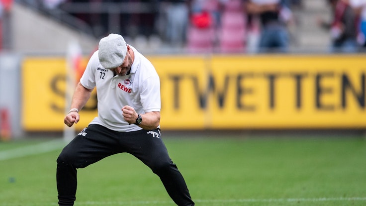 Kölns Trainer Steffen Baumgart jubelt.