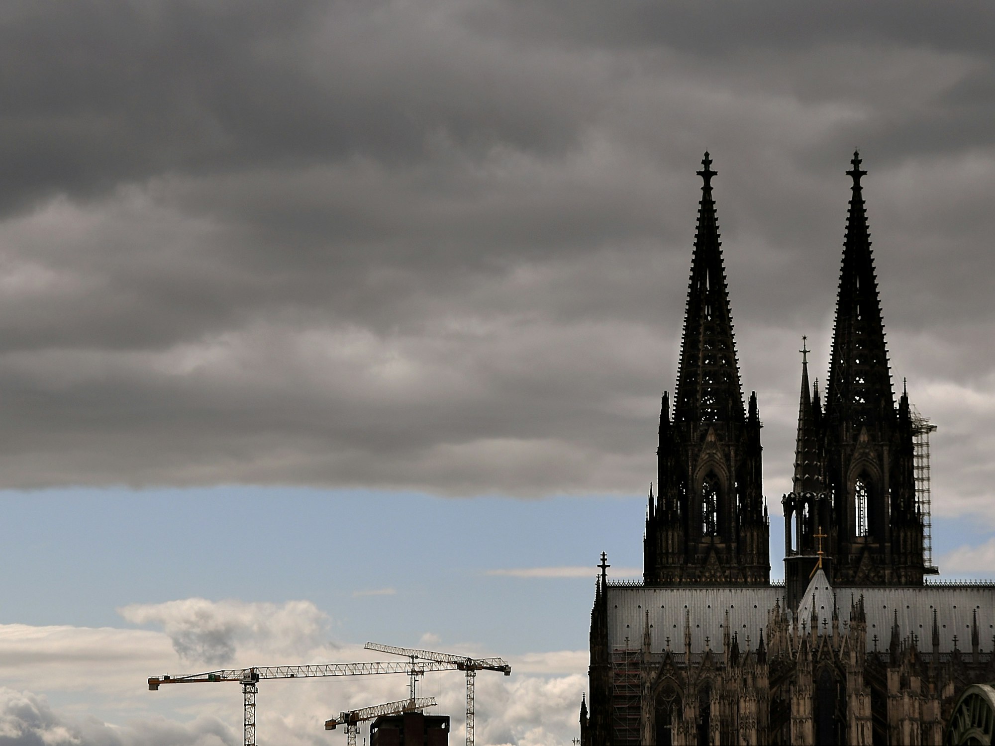06.08.2021, Köln: Der Kölner Dom mit seinen Turmspitzen kratzt an den dunklen Wolken.

Foto: Csaba Peter Rakoczy