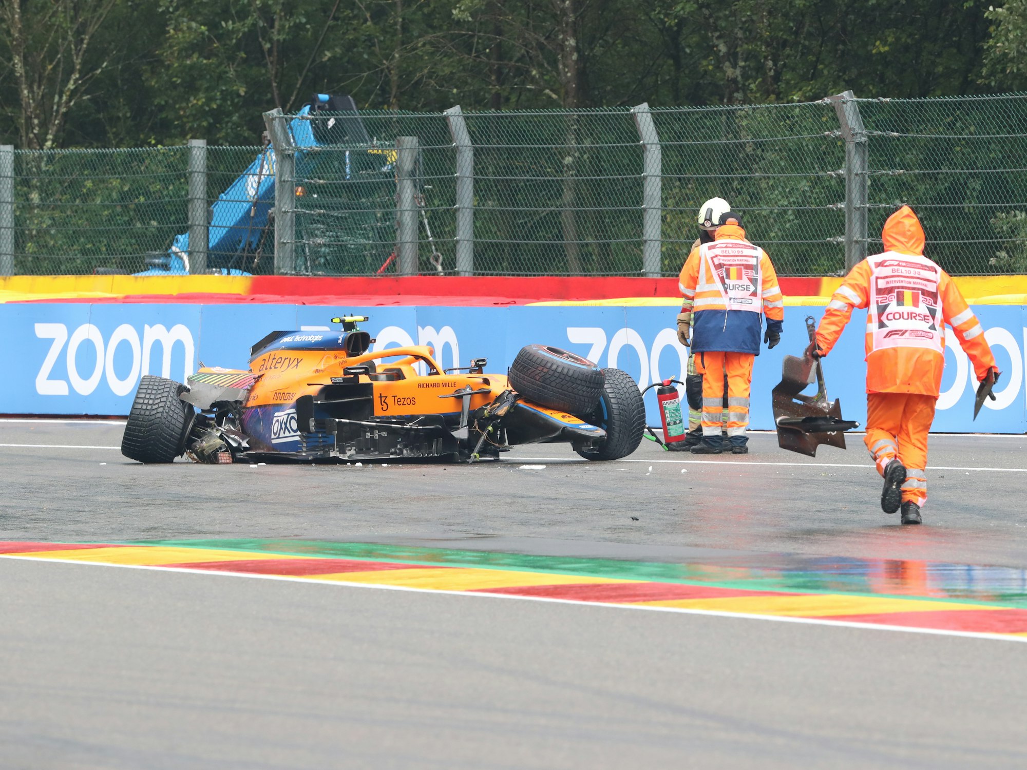 Lando Norris aus Großbritannien von Team McLaren verunglückte mit seinem Auto.