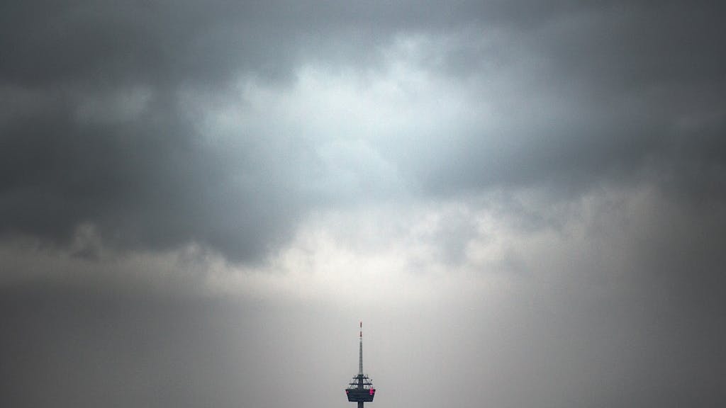 Wolken ziehen am Morgen über den Kölner Dom und den Fernsehturm.&nbsp;