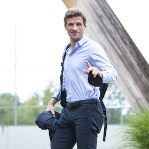 Thomas Müller gestikuliert bei der Ankunft der deutschen Fußballnationalmannschaft im Waldhotel.