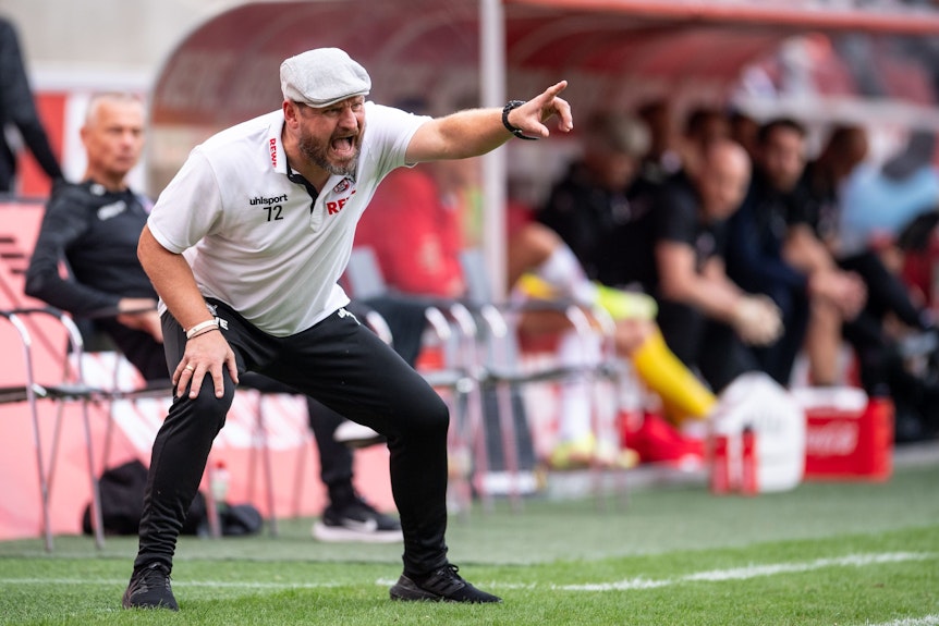 Kölns Trainer Steffen Baumgart gestikuliert an der Seitenlinie