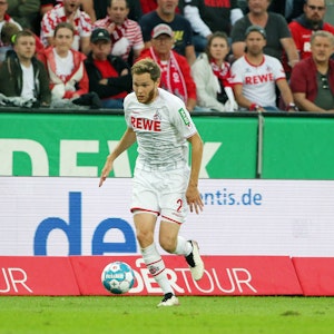 Benno Schmitz (1. FC Köln) im Ballbesitz