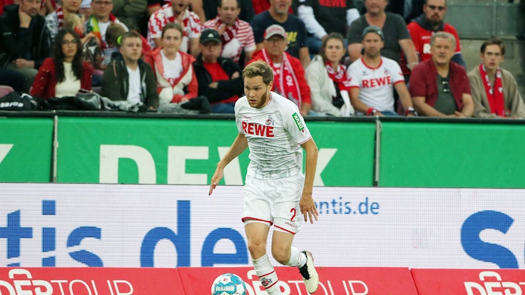 Benno Schmitz (1. FC Köln) im Ballbesitz