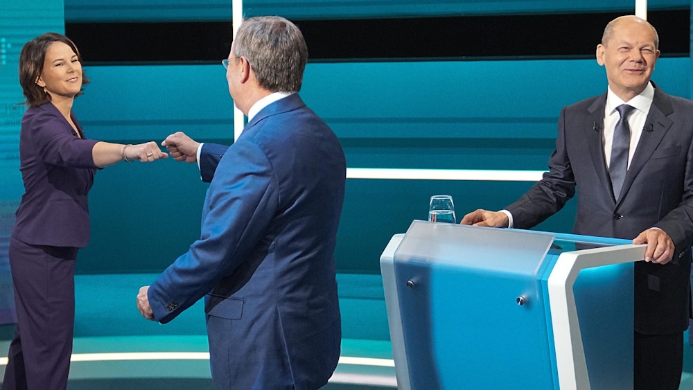 Die Kanzlerkandidaten Armin Laschet (Mitte, CDU), Annalena Baerbock (l, Bündnis 90/Die Grünen) und Olaf Scholz (SPD) begrüßen sich vor der Sendung am 29. August 2021 im Fernseh-Studio in Berlin-Adlershof.