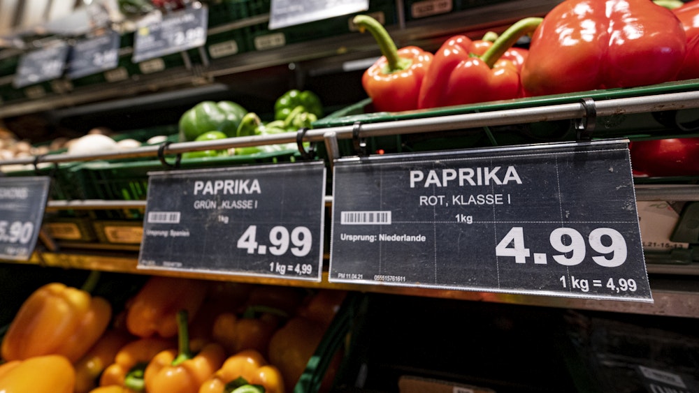 Unser Symbolbild zeigt Preisschilder an einer Obsttheke in einem Supermarkt: Im Zuge des europäischen Plans zur Krebsbekämpfung treten in dieser Woche neue Grenzwerte für bestimmte Schwermetalle in einer Vielzahl von Lebensmitteln in Kraft.