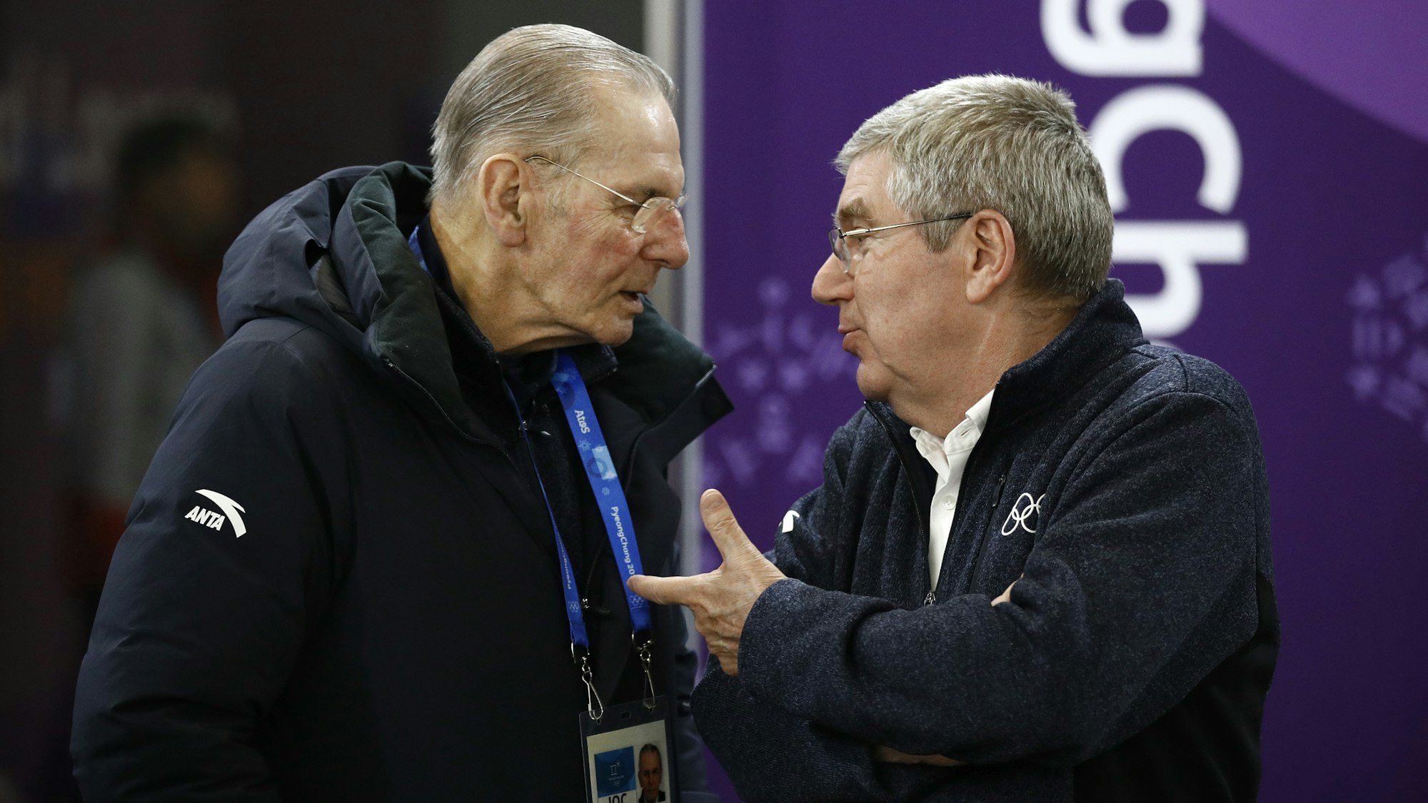 Thomas Bach (r), der deutsche IOC Präsident, unterhält sich mit Jacques Rogge, ehemaliger Präsident des Internationalen Olympischen Komitees.