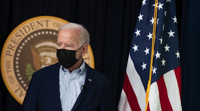 Joe Biden, Präsident der USA, kommt am 28. August 2021 zu einem Briefing im Eisenhower Executive Office Building auf dem Campus des Weißen Hauses in Washington