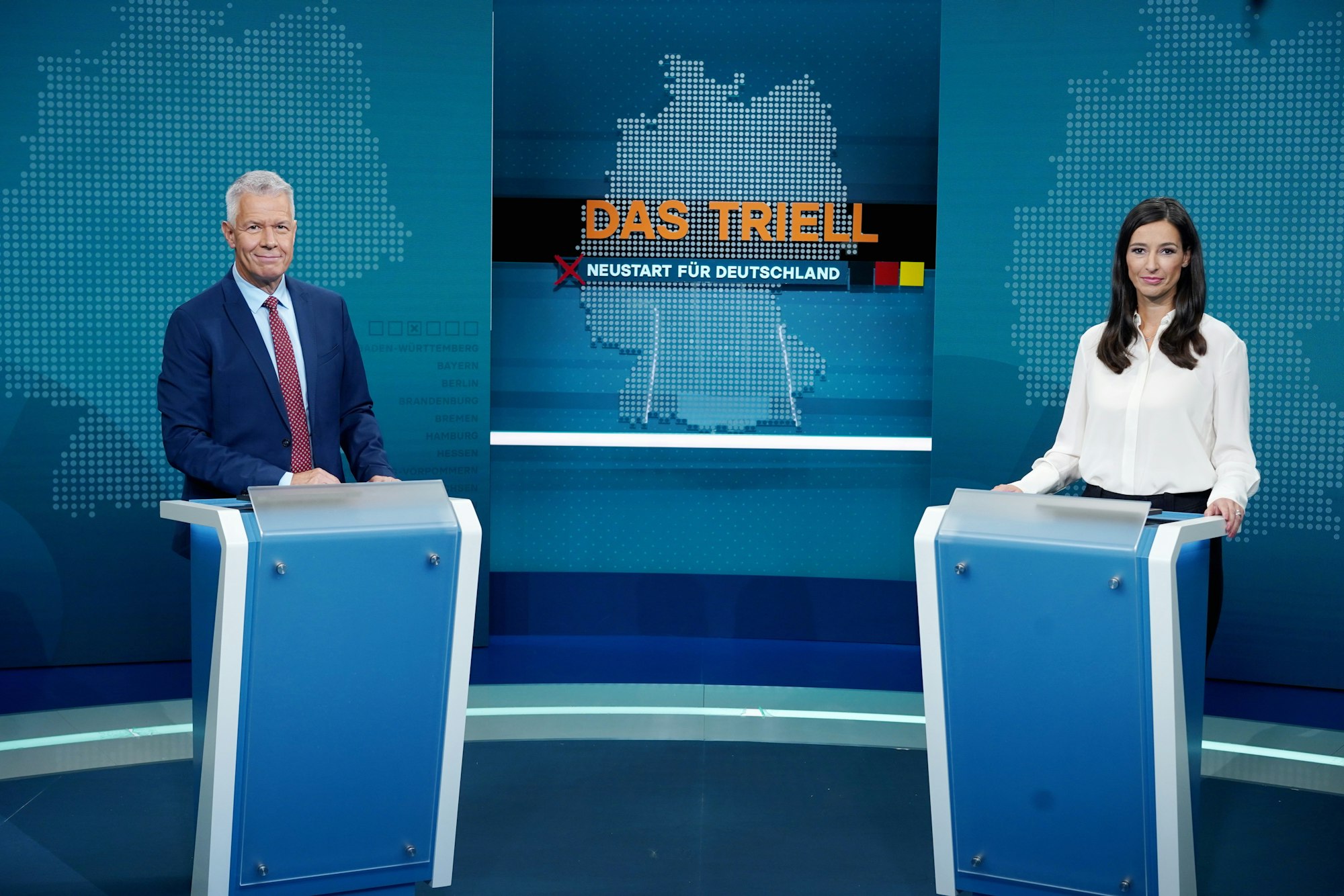 Die RTL Moderatoren Pinar Atalay und Peter Kloeppel stehen im "Das Triell"-Studio-Set im RTL Studio in Adlershof.