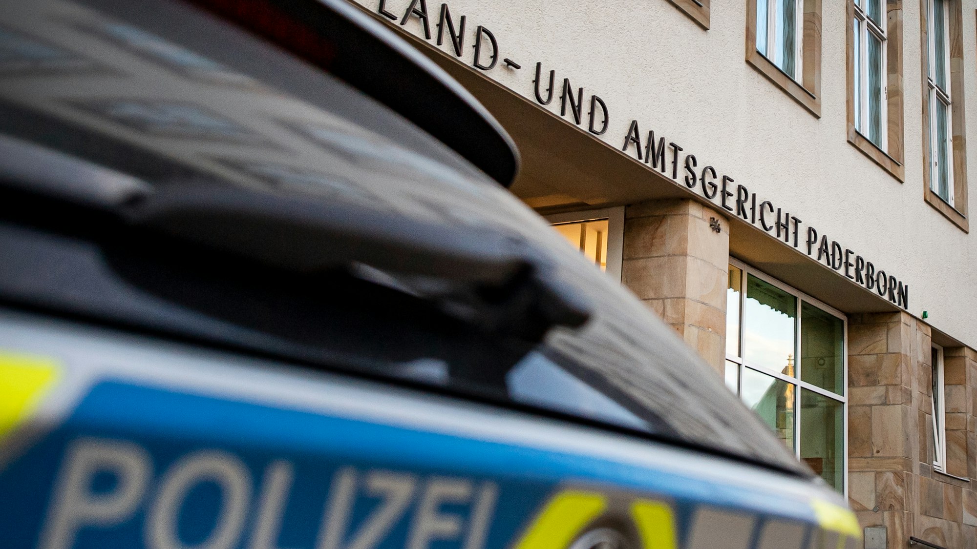 Ein Polizeiwagen steht vor dem Land- und Amtsgericht Paderborn.