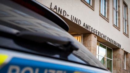 Ein Polizeiwagen steht vor dem Land- und Amtsgericht Paderborn.&nbsp;