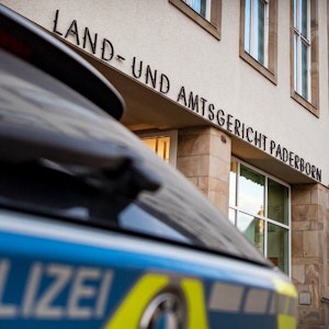 Ein Polizeiwagen steht vor dem Land- und Amtsgericht Paderborn.