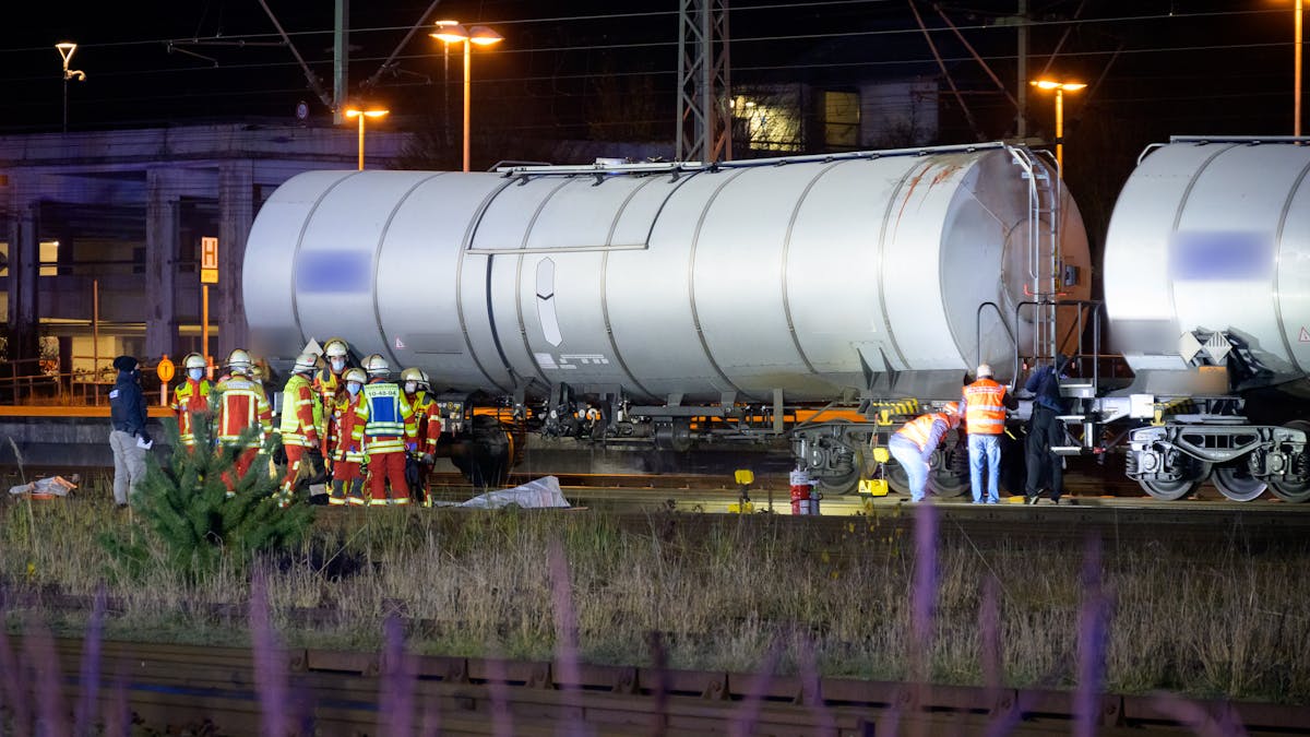 Ein 14-jähriger Jugendlicher ist im Güterbahnhof Troisdorf nach einem Stromschlag gestorben. Unser Symbolfoto (29. November 2020) wurde bei einem Einsatz im Bahnhof in Itzehoe aufgenommen.
