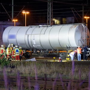 Ein 14-jähriger Jugendlicher ist im Güterbahnhof Troisdorf nach einem Stromschlag gestorben. Unser Symbolfoto (29. November 2020) wurde bei einem Einsatz im Bahnhof in Itzehoe aufgenommen.