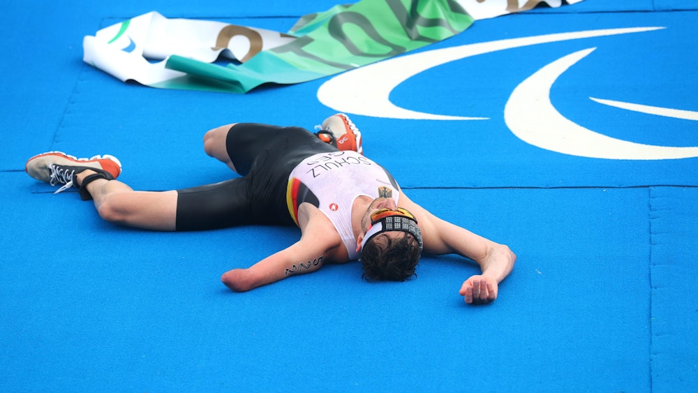 29.08.2021, Japan, Tokio: Paralympics: Triathlon, Finale, Männer, Odaiba Marine Park. Martin Schulz aus Deutschland liegt im Ziel auf dem Boden. Foto: Karl-Josef Hildenbrand/dpa +++ dpa-Bildfunk +++