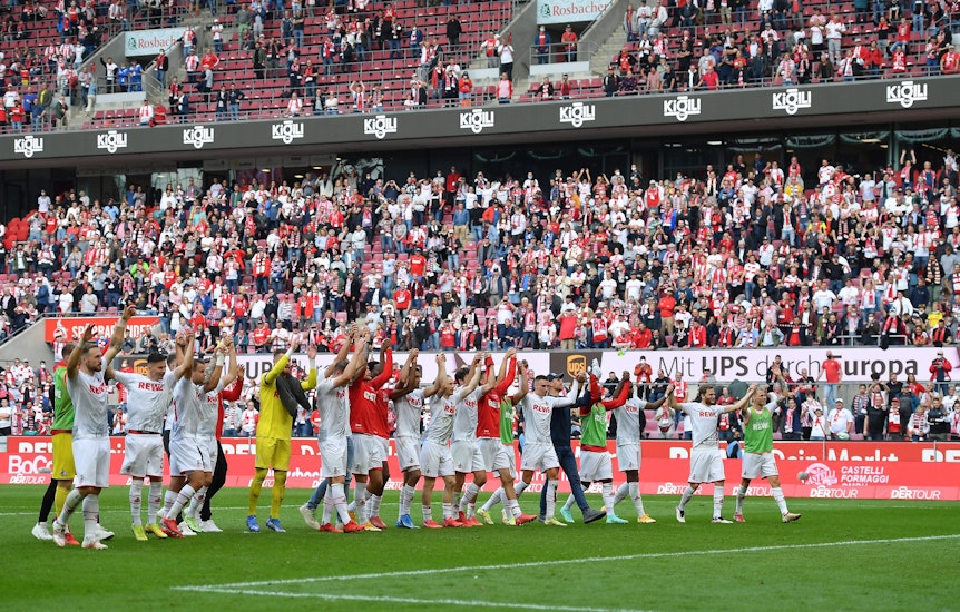 Die Spieler des 1. FC Köln feiern den Bundesliga-Sieg über den VfL Bochum.