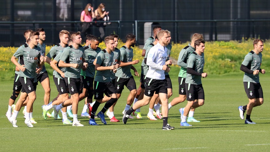 Die Gladbacher Mannschaft beim Warmlaufen auf dem Trainingsgelände am Borussia-Park am 25. August 2021.