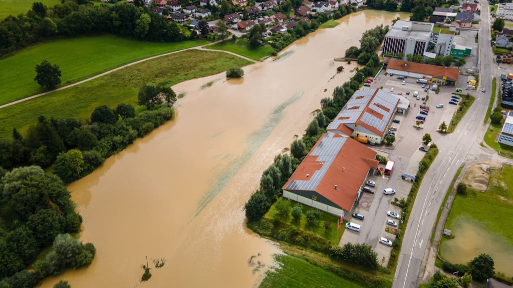 Hochwasser in Au In Der Hallertau: Die aus ihrem Bachbett getretene Abens hat nach starkem Regen in den frühen Morgenstunden die angrenzenden Felder überflutet.