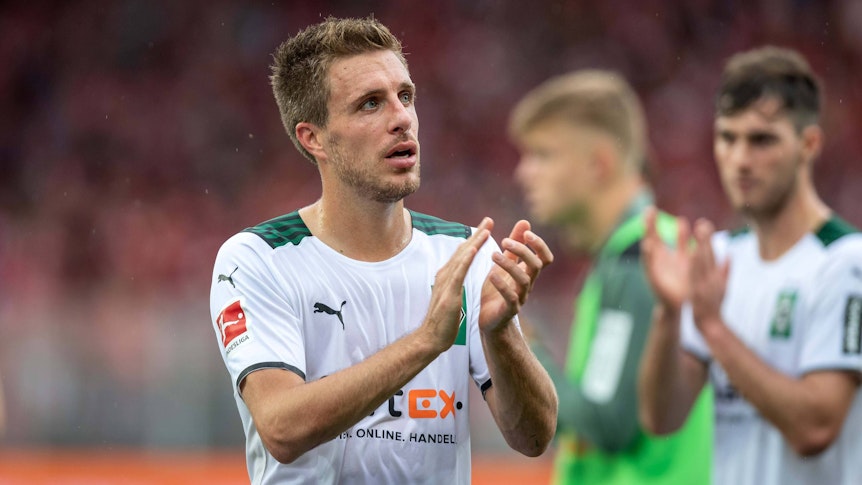Patrick Herrmann von Borussia Mönchengladbach, klatscht nach dem Bundesligaspiel bei Union Berlin am 29. August 2021 mit enttäuschtem Blick in die Hände.