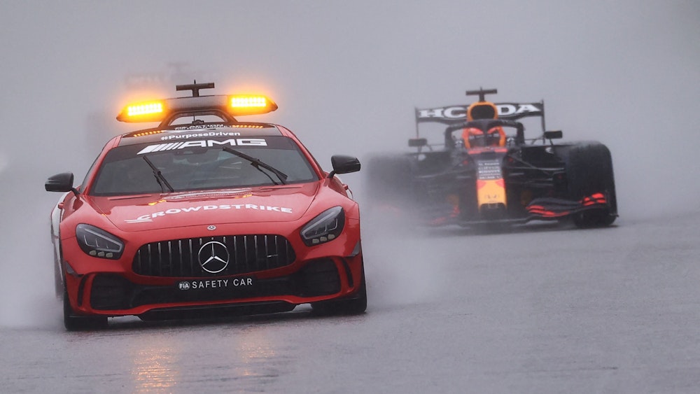 Max Verstappen fährt beim Belgien-Rennen der Formel 1 hinter dem Safety Car.