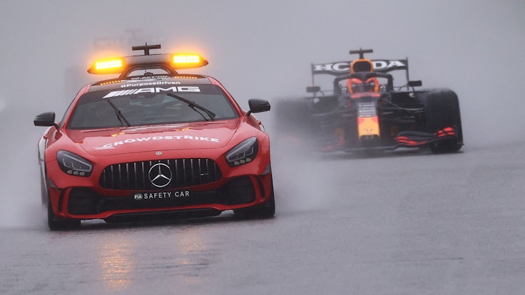 Max Verstappen fährt beim Belgien-Rennen der Formel 1 hinter dem Safety Car.