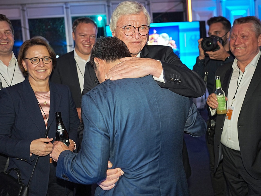 Der hessische Ministerpräsident Volker Bouffier (M) umarmt Kanzlerkandidat Armin Laschet (beide CDU) nach der TV Diskussion am 29.08.2021 . Rechts Hermann Gröhe.