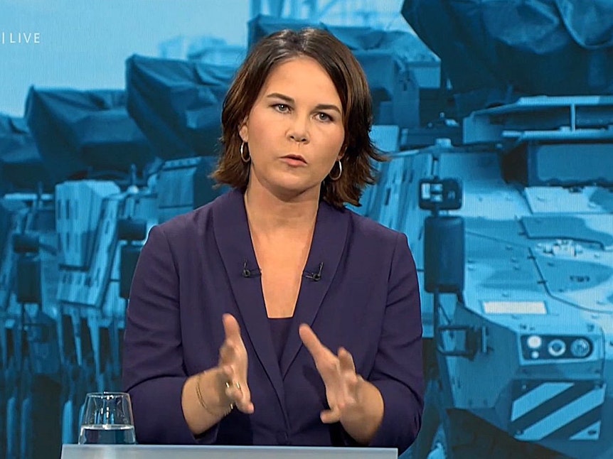 Kanzlerkandidatin Annalena Baerbock (Bündnis 90/Die Grünen) gestikuliert bei der Sendung im Fernseh-Studio in Berlin-Adlershof.