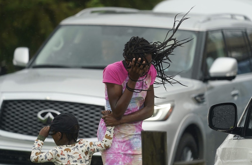 Ein Mädchen schützt ihr Gesicht vor Wind und Regen, während der Hurrikan „Ida“ durch die Region zieht. Foto: Eric Gay/AP/dpa +++ dpa-Bildfunk +++