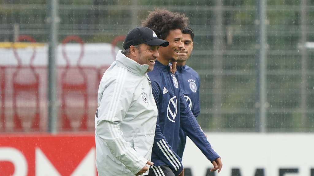Bundestrainer Hansi Flick mit Leroy Sané beim Training der deutschen Nationalmannschaft im ADM Park Stuttgart. 