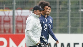 Bundestrainer Hansi Flick mit Leroy Sané beim Training der deutschen Nationalmannschaft im ADM Park Stuttgart. 