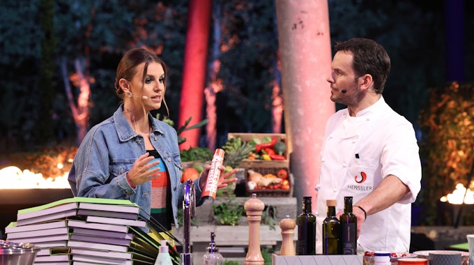 Profi-Koch Steffen Henssler und Moderatorin Laura Wontorra unterhalten sich beim Sommer-Special von Grill den Henssler.