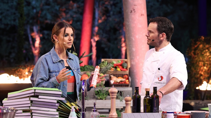 Profi-Koch Steffen Henssler und Moderatorin Laura Wontorra unterhalten sich beim Sommer-Special von Grill den Henssler.