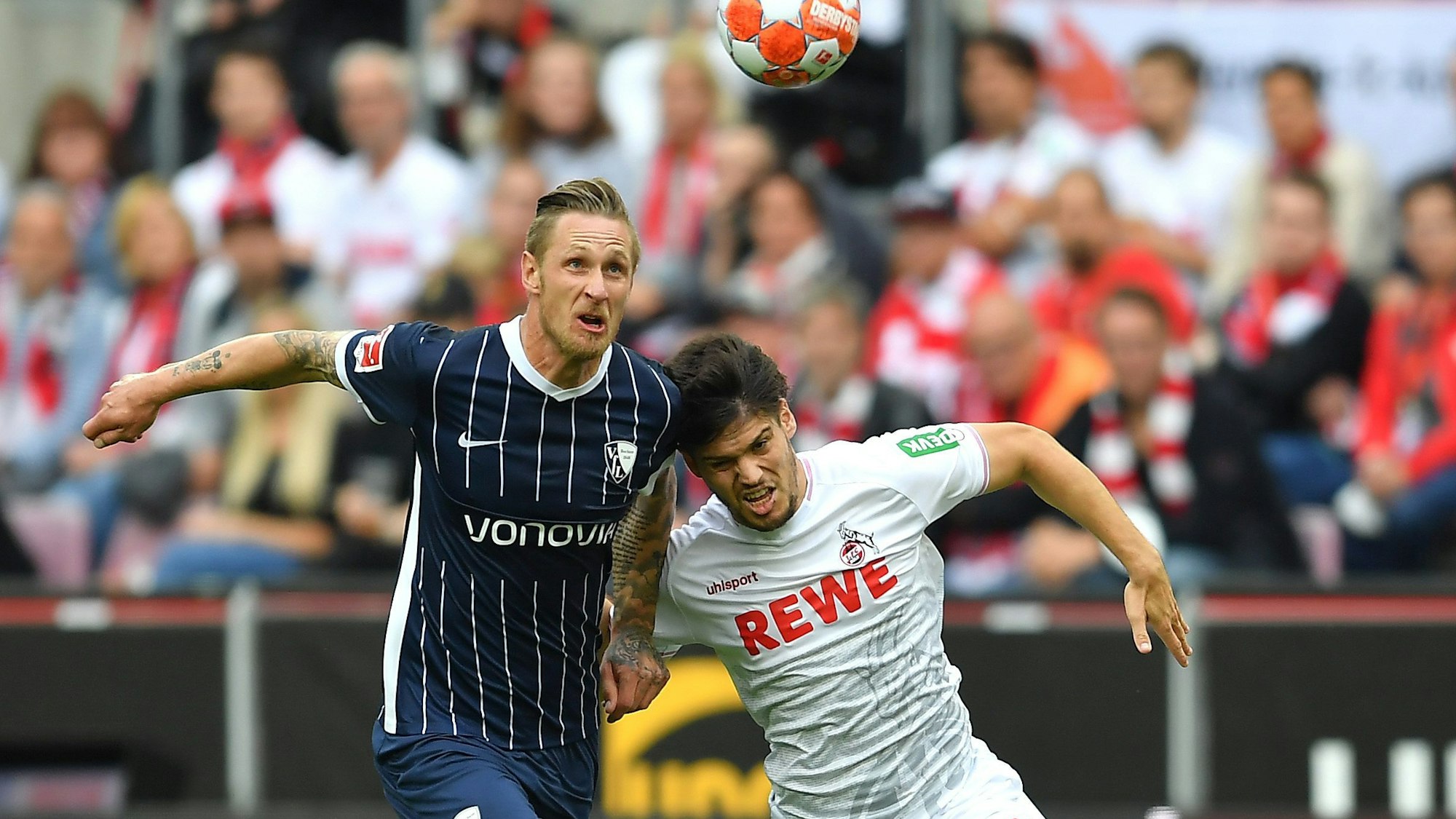 Sebastian Polter (VfL Bochum) und Jorge Meré (1. FC Köln) kämpfen um den Ball.