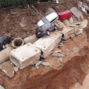 Erftstadt: Autos liegen nach der Flutkatastrophe in einem ausgespültem Teil des Ortsteils Blessem in Erftstadt.