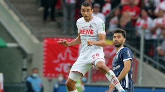 Ellyes Skhiri vom 1. FC Köln köpft.