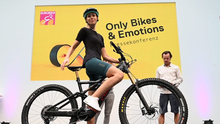 Extra für Frauen wurde die Fahrradhose Forza von Sher entwickelt. Sie besitzt im Rückenbereich einen Reißverschluss. Wer unterwegs mal muss, verliert bei der Pipi-Pause keine Zeit. Das Produkt wird am 31. August 2021 vorab auf der Eurobike in Friedrichshafen präsentiert.