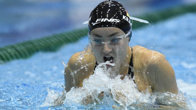 Die deutsche Para-Schwimmerin Elena Krawzow im Wasser